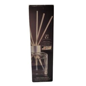 Elegant Expressions White Linen Frangrance Diffuser With Rattan Sticks